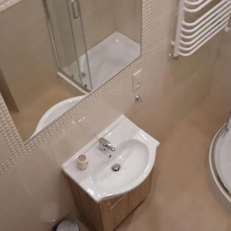 Ada Aparthouse Hostel *