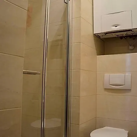Ada Aparthouse Hostel *